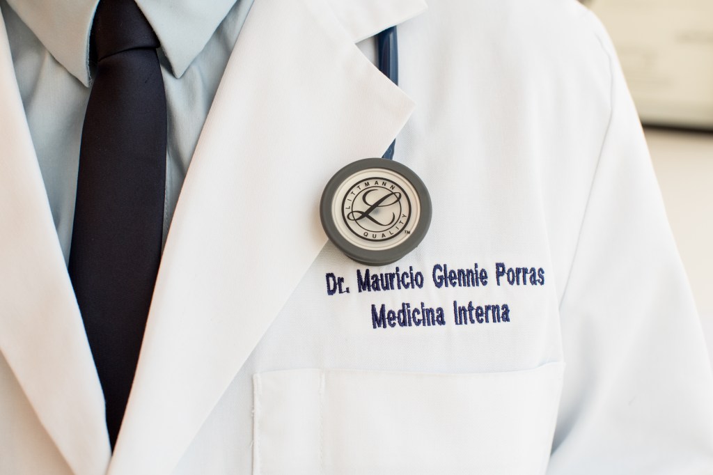 Dr. Mauricio Glennie Porras, médico internista